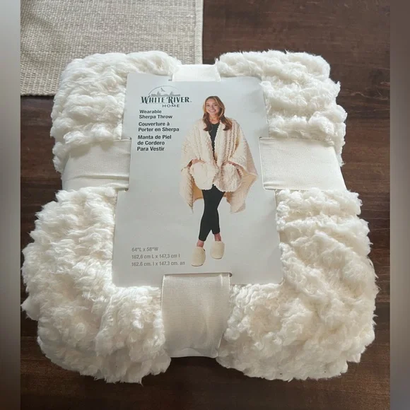 WHITE RIVER Wearable Sherpa Throw - Picture 1 of 2
